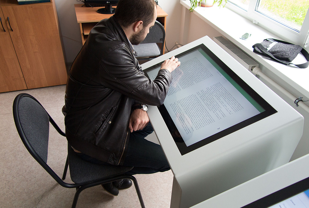 Программа интерактивная библиотека. Интерактивный стол в библиотеке. Сенсорный стол. Интерактивный проектный стол. Интерактивное оборудование планшеты.